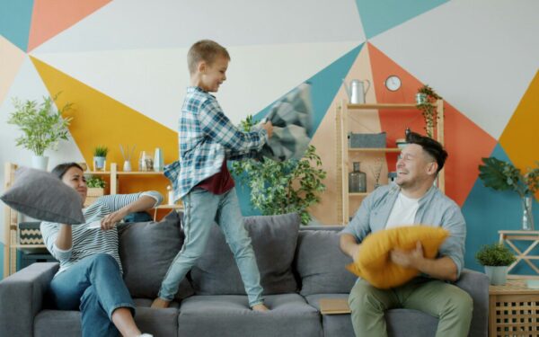 Kai mokyklos užsidaro, bet energijos per akis: ką veikti, kad diena namuose nevirstų chaosu?