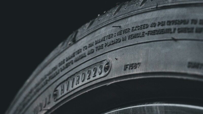 Padangų milžinė išleidžia 2 mlrd. eurų savo akcijoms supirkti: kodėl tai kelia nerimą?