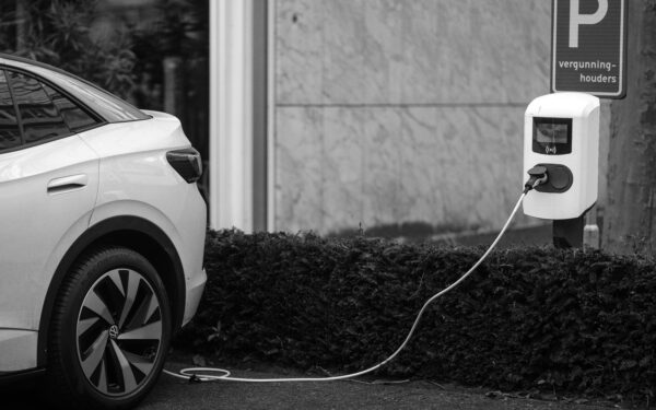 Staigus „Volkswagen“ sprendimas nustebino visus: šis elektromobilis pasitraukia, jo vietą perims naujas modelis