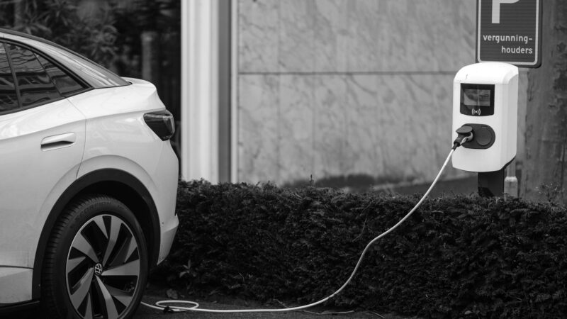Staigus „Volkswagen“ sprendimas nustebino visus: šis elektromobilis pasitraukia, jo vietą perims naujas modelis