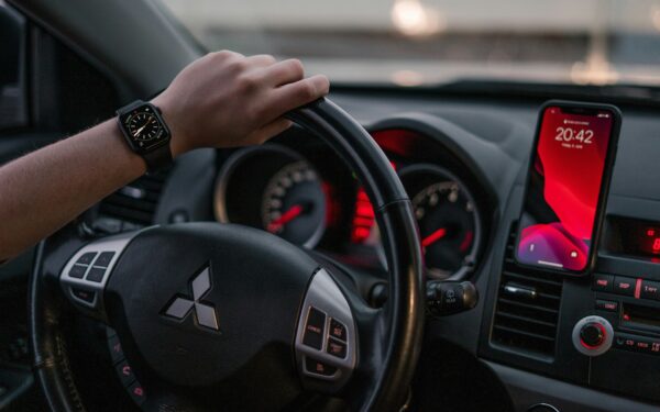 „Rivian” pristato „Apple Watch” programėlę: automobilis dabar valdomas tiesiai nuo riešo