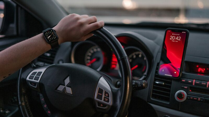 „Rivian” pristato „Apple Watch” programėlę: automobilis dabar valdomas tiesiai nuo riešo