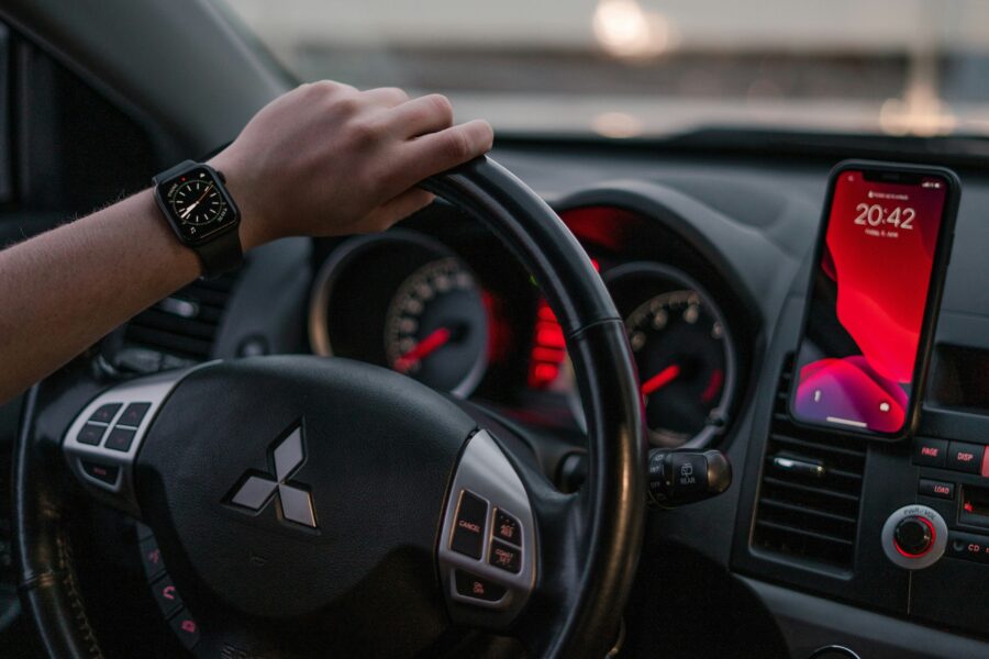 „Rivian” pristato „Apple Watch” programėlę: automobilis dabar valdomas tiesiai nuo riešo