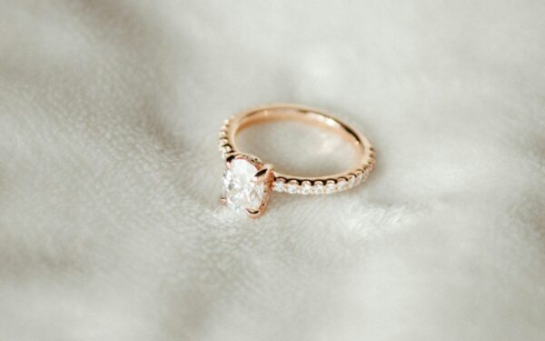 Kodėl vyrai neskuba pirštis? Penki vyrai atvirai prakalbo apie sužadėtuves ir didžiuosius iššūkius