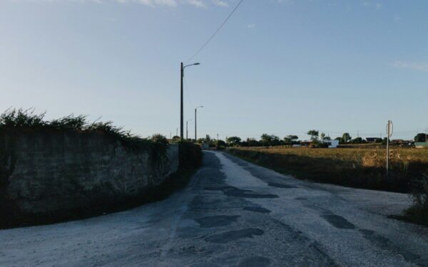 Rekordiniai išbandymų metai šalies keliams: kodėl valdžia iki šiol tylėjo apie tragišką kelių būklę?