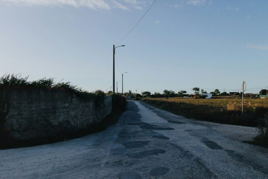 Rekordiniai išbandymų metai šalies keliams: kodėl valdžia iki šiol tylėjo apie tragišką kelių būklę?
