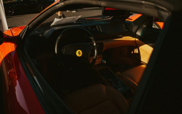 Pirmasis legendinio gamintojo elektromobilis stebina: dizainerio sukurtas salonas kelia susidomėjimą