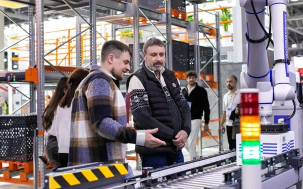 Kinija pralenkė mokslinę fantastiką: atidarė pirmą pasaulyje supergamyklą robotų sąnariams