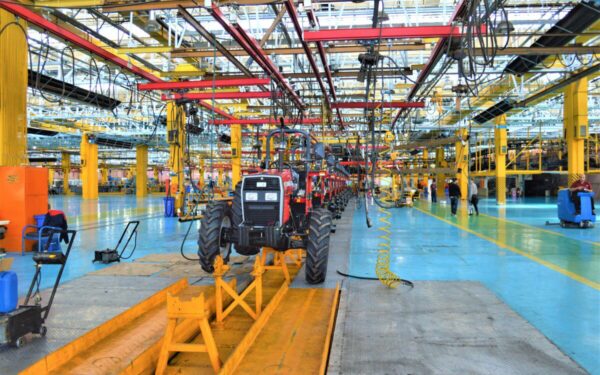 Šokas biržoje, automobilių giganto akcijos nugrimzdo beveik trečdaliu po rekordinių nuostolių