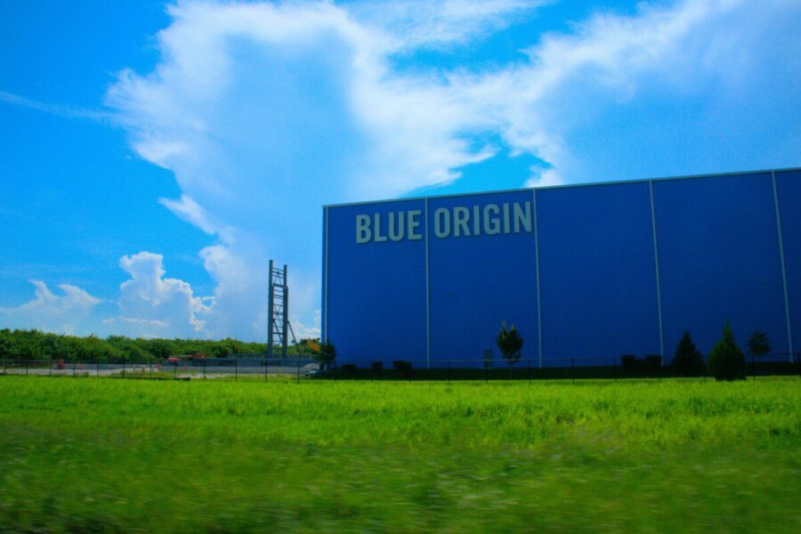 Bezosas keičia žaidimo taisykles: „Blue Origin” ruošiasi rimtai kovai su Musko valdoma „SpaceX”