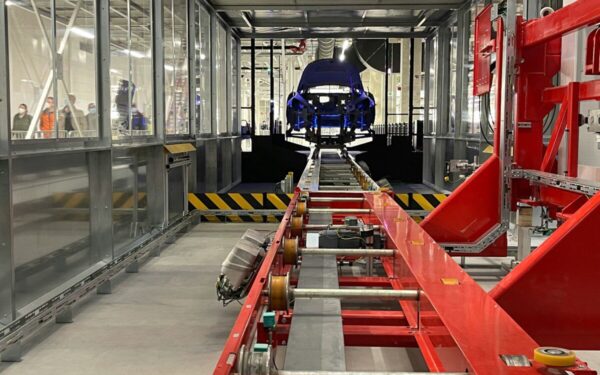 Elektromobilių ambicijos susidūrė su realybe, „Stellantis“ pripažįsta brangią strateginę klaidą