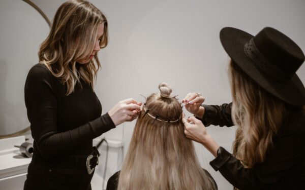 Skandalas grožio pasaulyje: tyrėjai aptiko kenksmingų cheminių medžiagų populiariuose produktuose