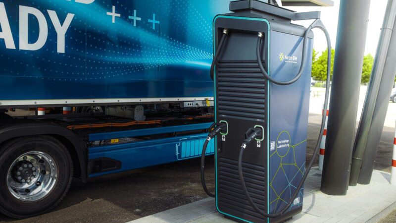 Ar dyzeliniams varikliams atėjo galas? Elektrinius sunkvežimius pavyko įkrauti per kavos pertrauką