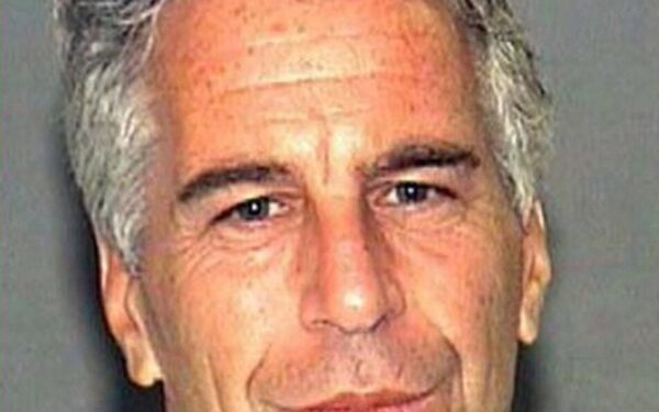 „Mergaitės iš Krokuvos“ Epšteino tinkle? Tuskas skubiai sušaukė analitikų komandą