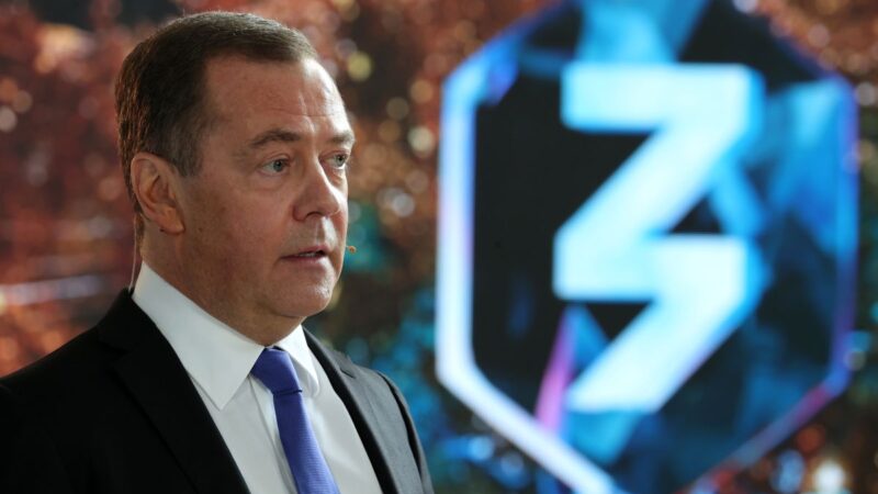 Medvedevo įspėjimas pasauliui: artėja branduolinius ginklus ribojančios sutarties pabaiga