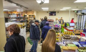 Žmonės parduotuvėje. ELTA / Tomas Vinickas