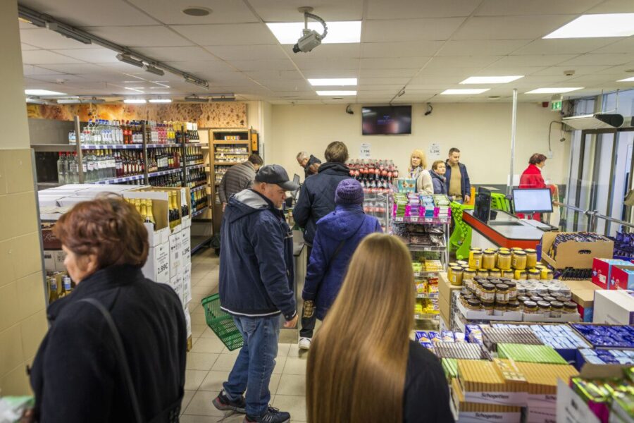 Žmonės parduotuvėje. ELTA / Tomas Vinickas