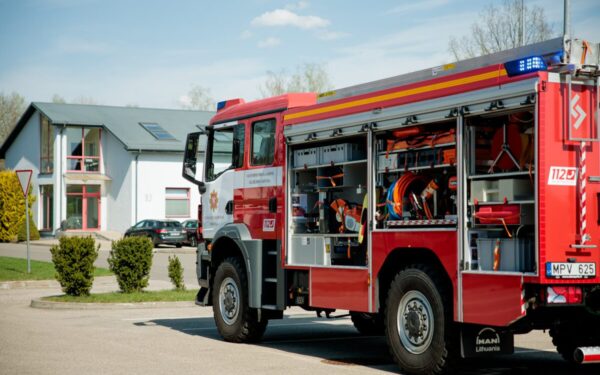 Klaipėdos uoste kaukė sirenos: iš dūmuose skendinčio laivo skubiai evakuoti žmonės
