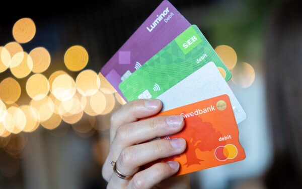 Lietuviai masiškai atsisako banko kortelių: daugelis renkasi grynuosius, to priežastys stebina