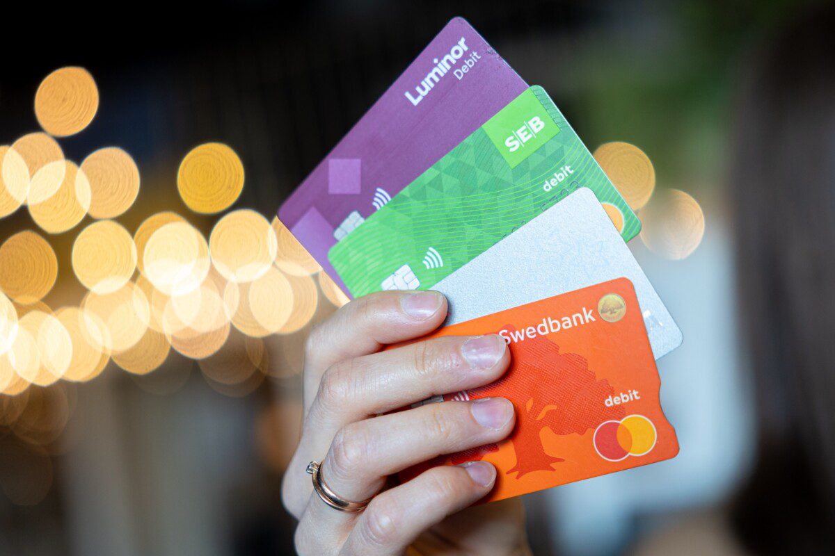 Lietuviai masiškai atsisako banko kortelių: daugelis renkasi grynuosius, to priežastys stebina