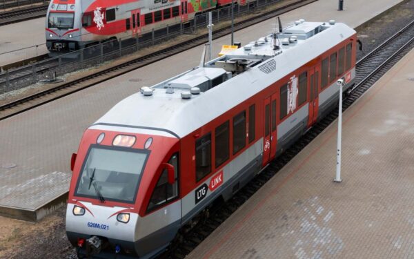 Šaltis trikdo susisiekimą: galimi traukinių ir viešojo transporto vėlavimai