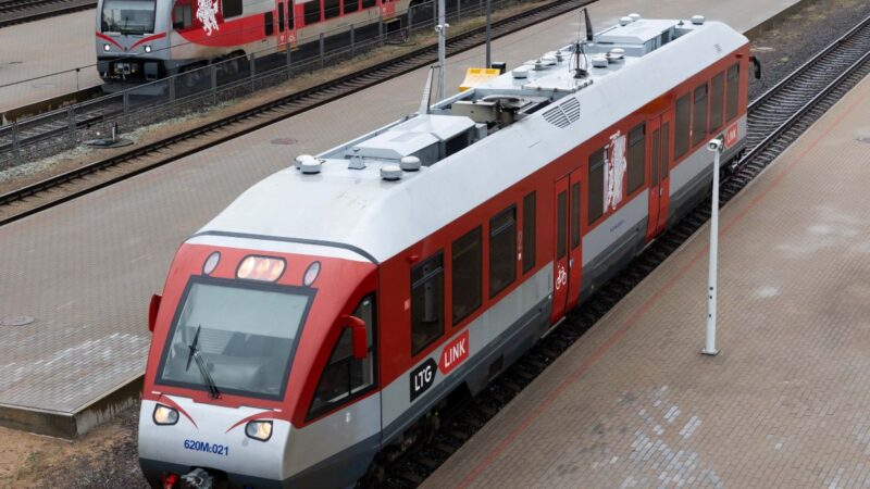 Šaltis trikdo susisiekimą: galimi traukinių ir viešojo transporto vėlavimai