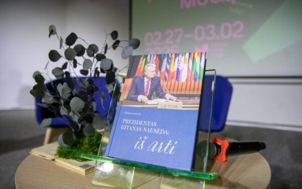 Skandalas prieš Knygų mugę: L. Lavastė prabilo apie „uždraustą“ knygą apie G. Nausėdą, organizatoriai turi kitą versiją