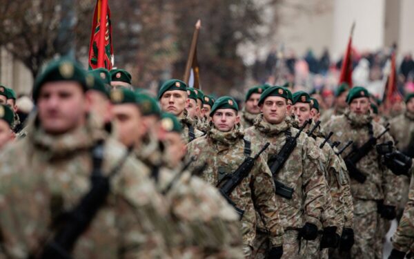 Gyventojai sunerimo: mažame miestelyje netikėtai pasirodė ginkluoti kariai