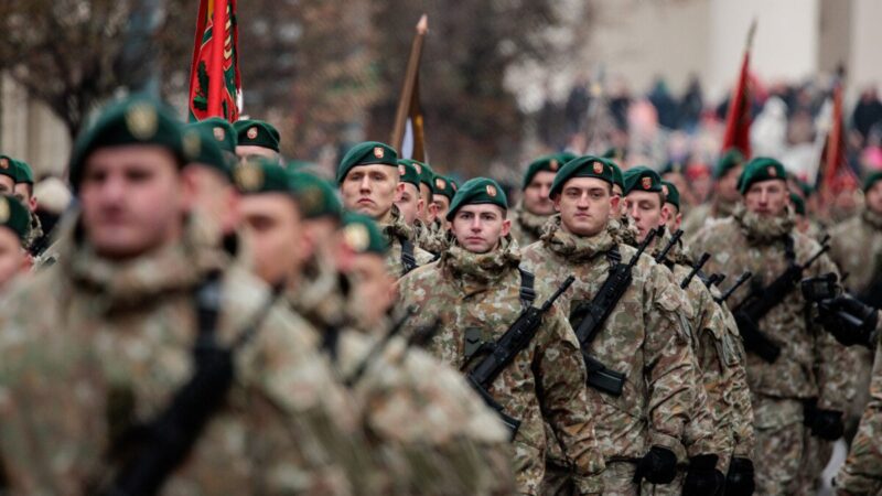 Gyventojai sunerimo: mažame miestelyje netikėtai pasirodė ginkluoti kariai