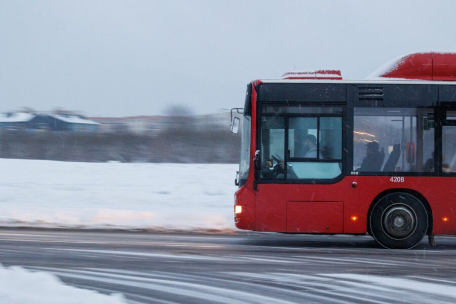 Autobuso stabdymas Vilniuje virto drama: nukrito dvi moterys, prireikė net ir medikų pagalbos