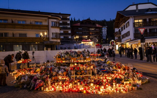 Naujas sukrėtimas tragedijos vietoje: Šveicarijoje užsidegė memorialas gaisro aukoms