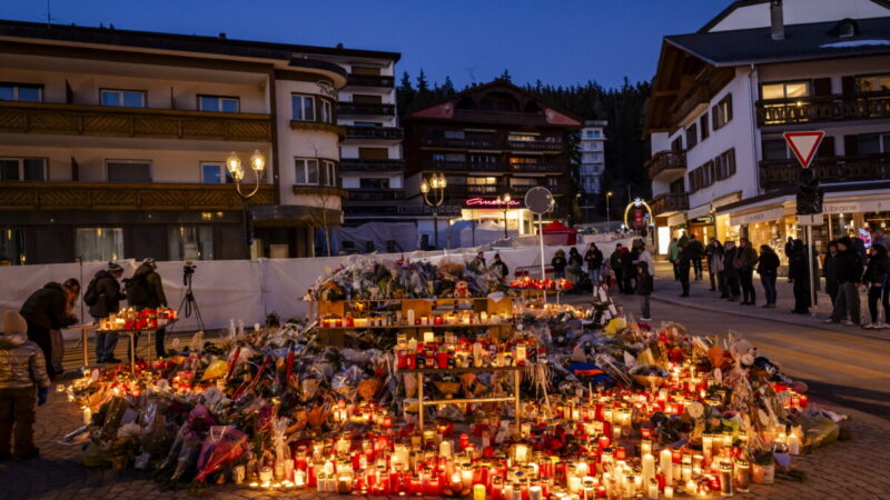 Naujas sukrėtimas tragedijos vietoje: Šveicarijoje užsidegė memorialas gaisro aukoms