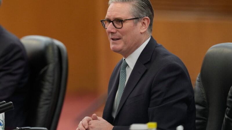 Epsteino skandalas purto ir Britaniją: Škotijos leiboristų lyderis ragina Starmerį trauktis