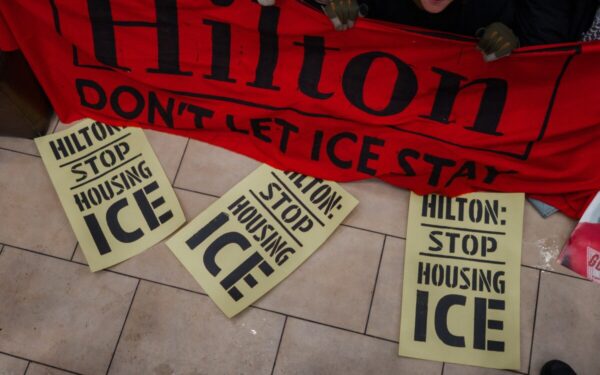 Protestai perauga į boikotą: ICE agentams uždaromos durys degalinėse ir viešbučiuose