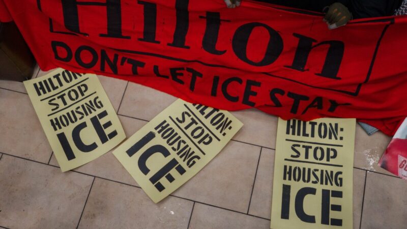Protestai perauga į boikotą: ICE agentams uždaromos durys degalinėse ir viešbučiuose