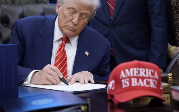 Trumpas įgėlė Macronui taip, kaip mažai kas tikėjosi: įtrauktas net jo asmeninis gyvenimas