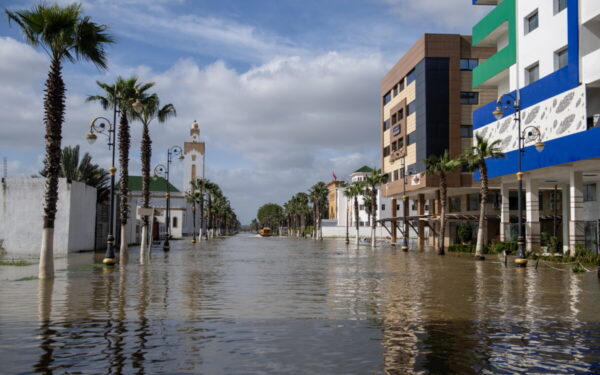 154 tūkstančiai žmonių bėga iš namų: stichinė audra paskandino miestus