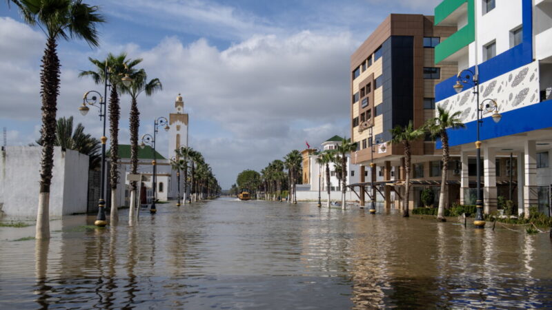 154 tūkstančiai žmonių bėga iš namų: stichinė audra paskandino miestus