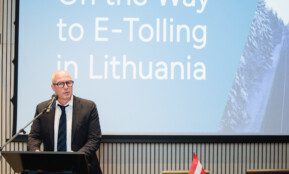Bendrovė „Via Lietuva“ pasirašė sutartį dėl elektroninės kelių rinkliavos sistemos (e-tollingo) diegimo su tarptautinį atvirą konkursą laimėjusia įmone. ELTA / Josvydas Elinskas