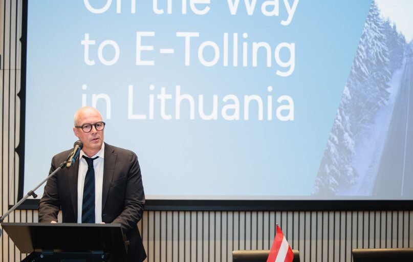 Bendrovė „Via Lietuva“ pasirašė sutartį dėl elektroninės kelių rinkliavos sistemos (e-tollingo) diegimo su tarptautinį atvirą konkursą laimėjusia įmone. ELTA / Josvydas Elinskas