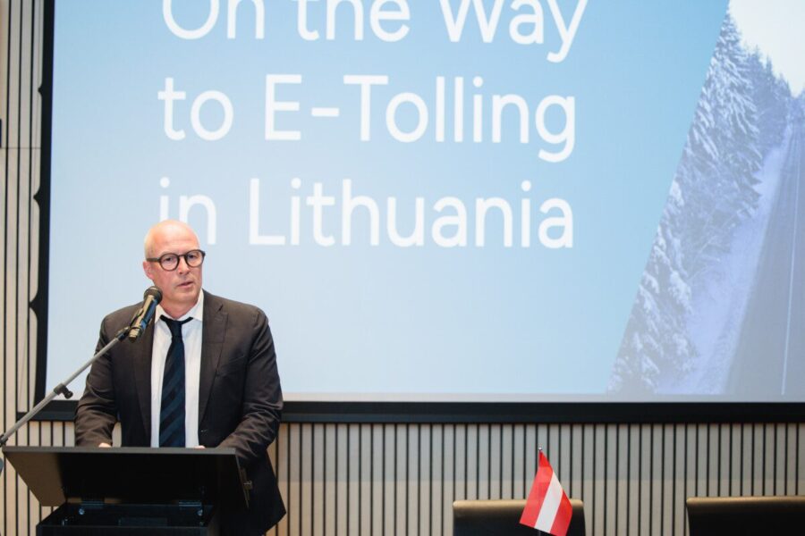 Bendrovė „Via Lietuva“ pasirašė sutartį dėl elektroninės kelių rinkliavos sistemos (e-tollingo) diegimo su tarptautinį atvirą konkursą laimėjusia įmone. ELTA / Josvydas Elinskas