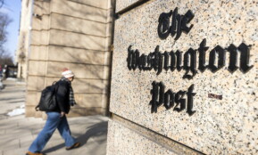 JAV šimtai žmonių protestavo prieš „The Washington Post“ žurnalistų atleidimus. EPA-ELTA