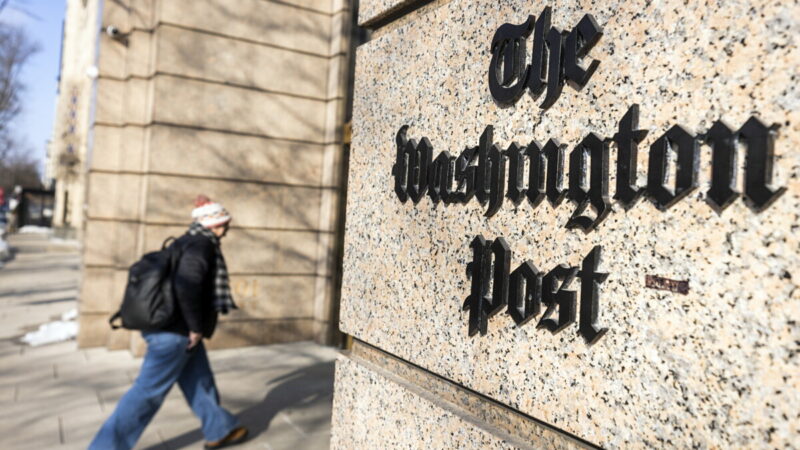 Protestai prie „The Washington Post“: darbuotojai kaltina Jeffą Bezosą „užgesinus šviesą“