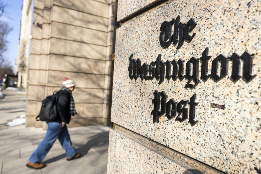 JAV šimtai žmonių protestavo prieš „The Washington Post“ žurnalistų atleidimus. EPA-ELTA