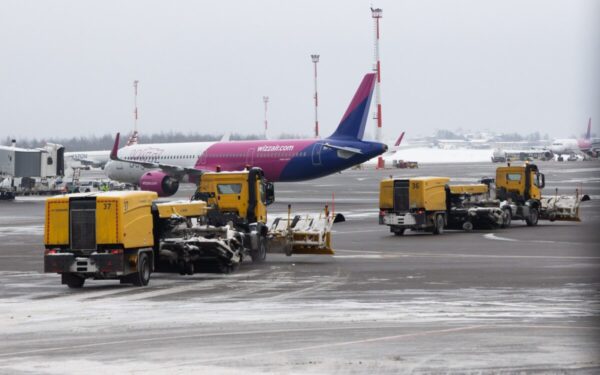 Lietuva to dar nematė: oro uostai įsigijo 15 galingų mašinų, atliekančių tris darbus vienu metu