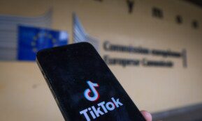 Preliminarios EK išvados: „TikTok“ priklausomybę keliantis dizainas pažeidžia ES teisę. EPA-ELTA