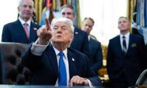 Trumpas paskelbė sąmokslo teorijos vaizdo įrašą, kuriame Obamos pavaizduoti kaip beždžionės. EPA-ELTA