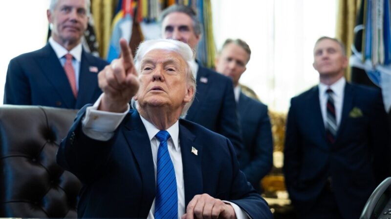 Baltieji rūmai: rasistinį įrašą su Obamomis D. Trumpo paskyroje netyčia įkėlė darbuotojas