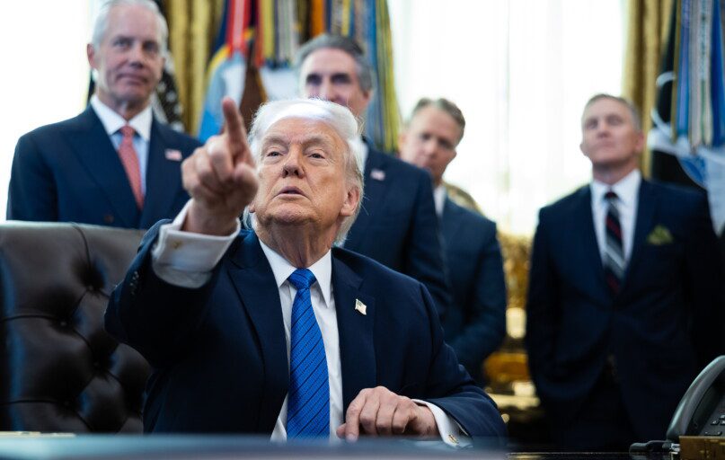 Trumpas paskelbė sąmokslo teorijos vaizdo įrašą, kuriame Obamos pavaizduoti kaip beždžionės. EPA-ELTA