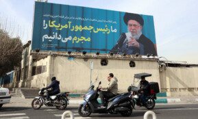 Irano aukščiausiasis lyderis ragino tautą nepasiduoti spaudimui iš užsienio. EPA/ABEDIN TAHERKENAREH